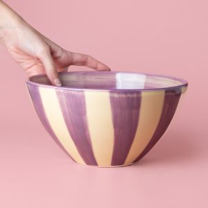 Handgefertigte Salatschüssel mit pastelfarbenen Streifen, handgefertigt in Spanien, nachhaltiges Design, einzigartig