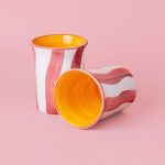 Entdecke den Steingut-Becher PACA - Handgefertigte Keramik